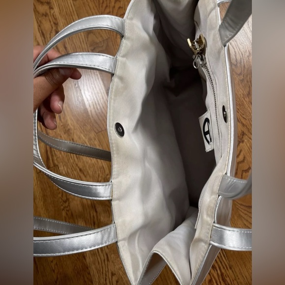 Womens Teflar Metallic Silver Vegan Leather Medium Shopping Handbag - Picture 7 of 10